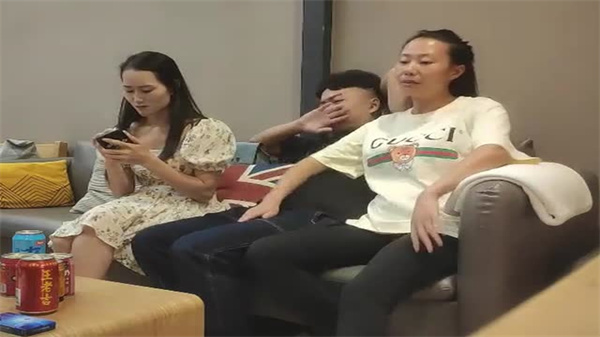 拖拉机狂欢！两大汉4P激战，狂插猛抽浪叫连连