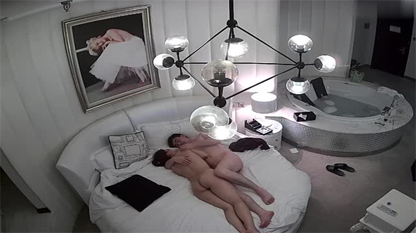 眼镜哥酒店开房连干美女3炮，娇喘连连高潮不断！