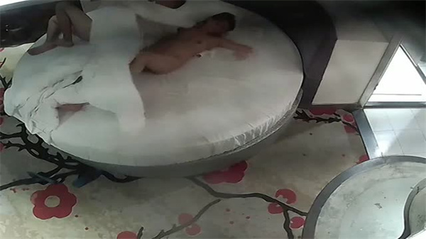 情趣酒店白色圆床偷拍流出，隐秘镜头下的疯狂性爱实录！